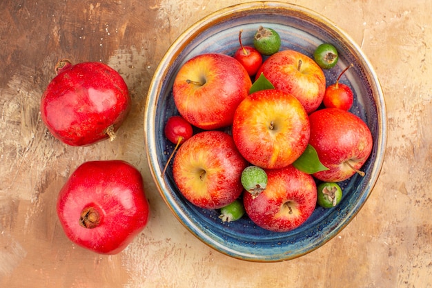 Vue de dessus des pommes rouges fraîches avec des feijoas à l'intérieur du plateau