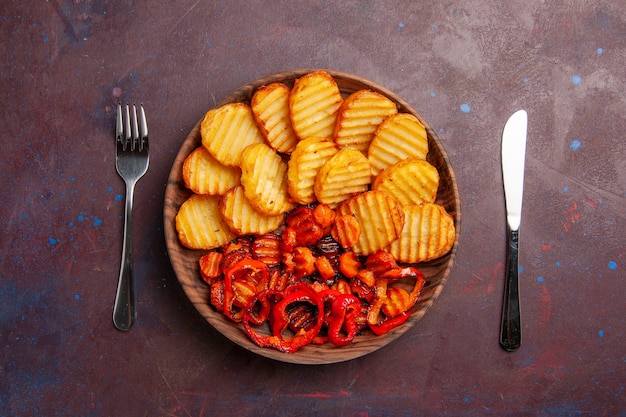 Photo gratuite vue de dessus des pommes de terre au four avec des légumes cuits sur un espace sombre