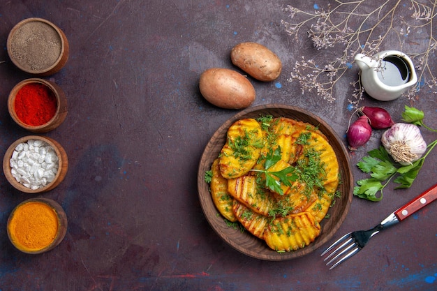 Photo gratuite vue de dessus de pommes de terre cuites plat délicieux avec des verts sur un bureau sombre plat de repas de cuisine dîner de pommes de terre