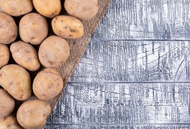 Vue de dessus des pommes de terre sur une table en bois gris