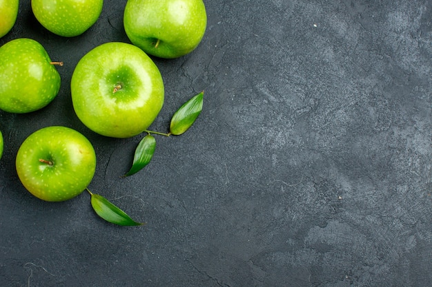 Vue de dessus des pommes vertes sur un espace libre de surface sombre