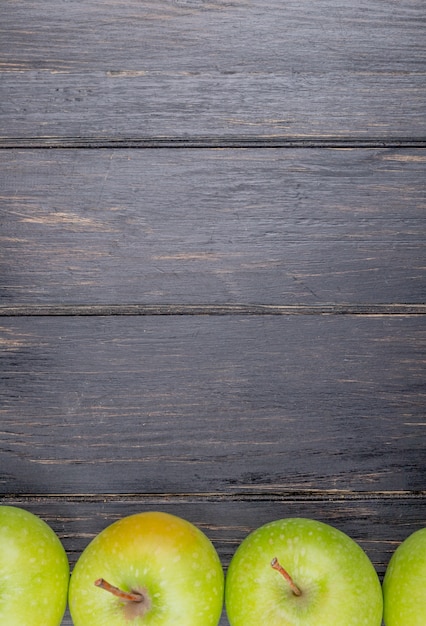 Vue de dessus des pommes vertes sur fond en bois avec espace copie