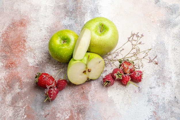 Photo gratuite vue de dessus des pommes vertes fraîches avec des baies