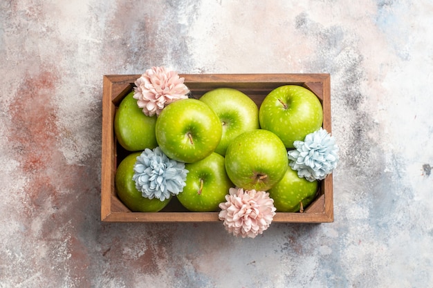 Vue de dessus des pommes vertes fraîches à l'intérieur de la boîte