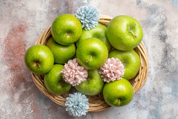 Vue de dessus des pommes vertes fraîches à l'intérieur du panier