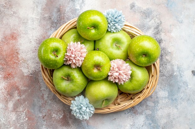 Vue de dessus des pommes vertes fraîches à l'intérieur du panier