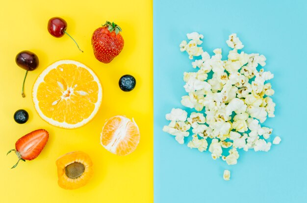 Vue de dessus pop corn vs fruit