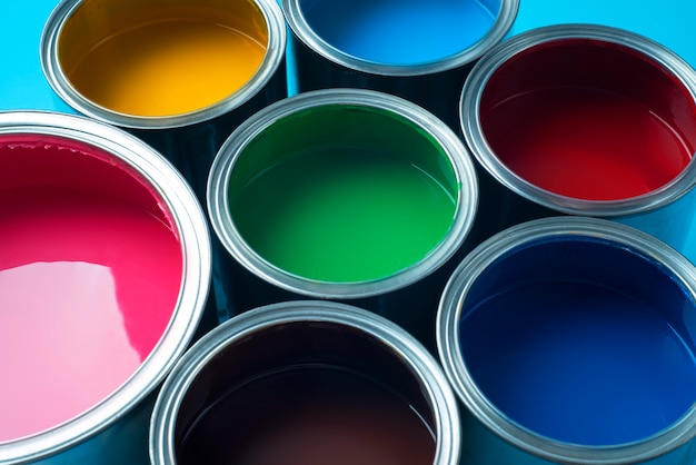 Quatre bidons de peinture image stock. Image du industrie - 3859333