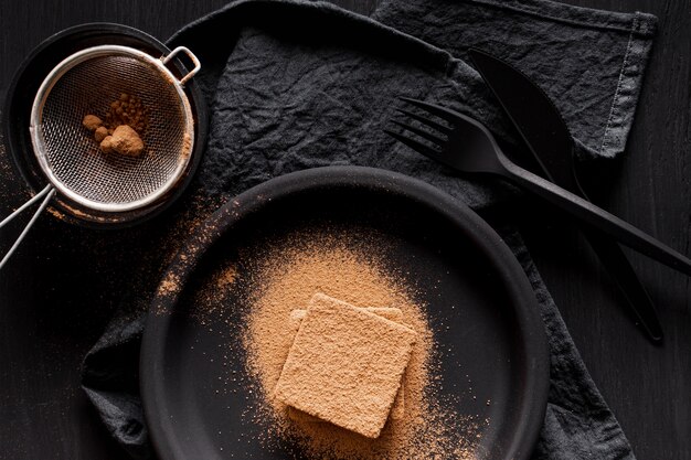 Vue de dessus en poudre et tamis au chocolat