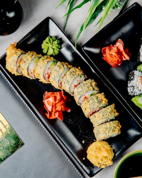 Vue de dessus de poulet avocat tempura maki