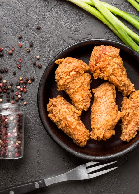 Vue de dessus poulet frit au poivre et oignons verts