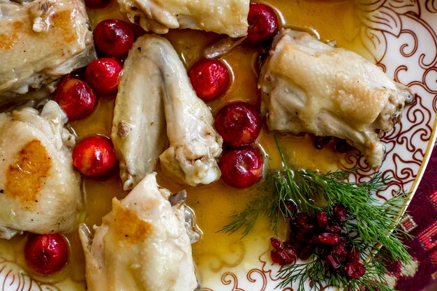 Vue de dessus de poulet frit avec des baies et du persil