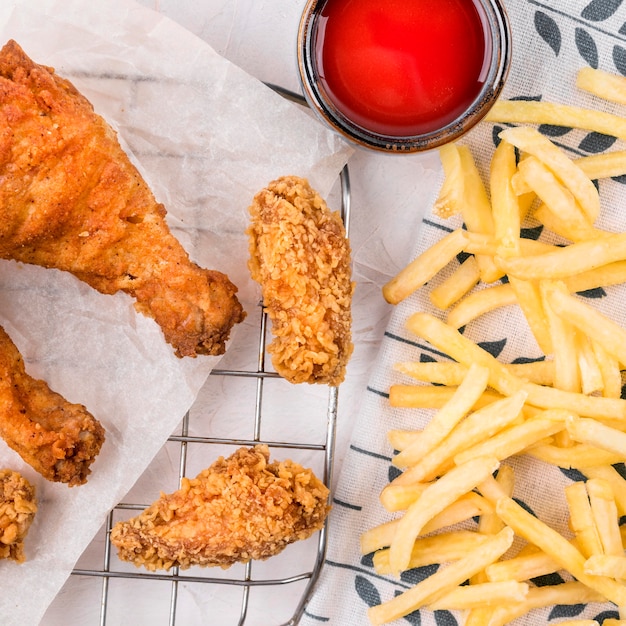 Photo gratuite vue de dessus poulet frit avec frites