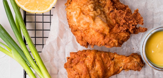 Vue de dessus poulet frit avec oignon vert et sauce