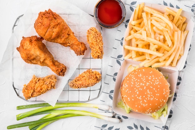 Photo gratuite vue de dessus poulet frit sur plateau avec frites