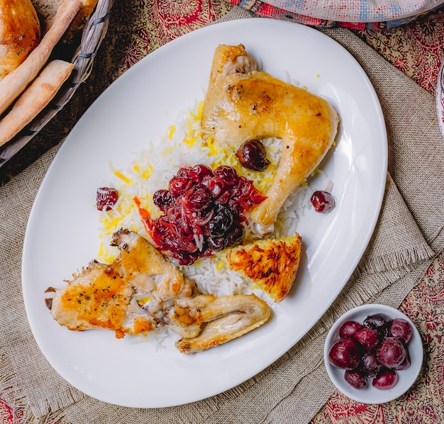 Vue de dessus poulet frit avec riz et cerise