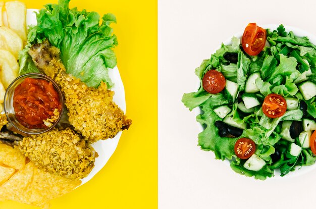 Vue de dessus poulet frit vs salade