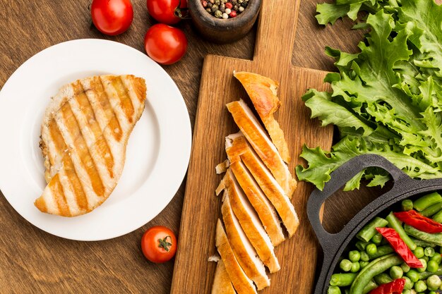 Vue de dessus poulet grillé et tomates avec salade