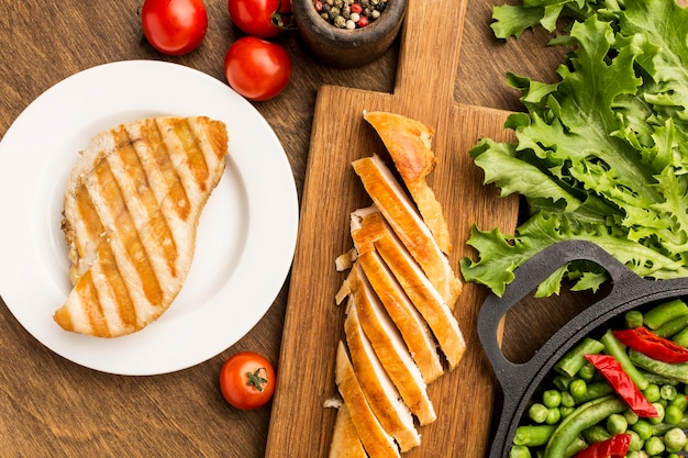 Vue de dessus poulet grillé et tomates avec salade