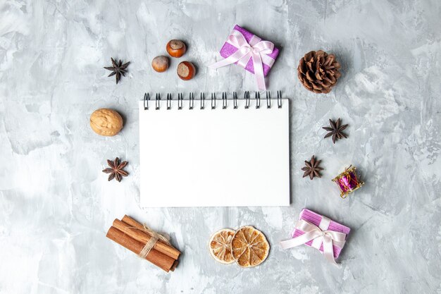 Vue de dessus pour ordinateur portable bâtons de cannelle tranches de citron séchées anis sur fond gris