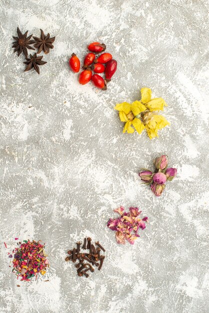 Vue de dessus de la poussière de fleurs séchées comme sur fond blanc saveur de plante de fleur de thé