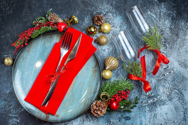 Vue de dessus de la préparation de Noël avec disposition de la table et accessoires de décoration en sapin et cône de conifère sur fond sombre