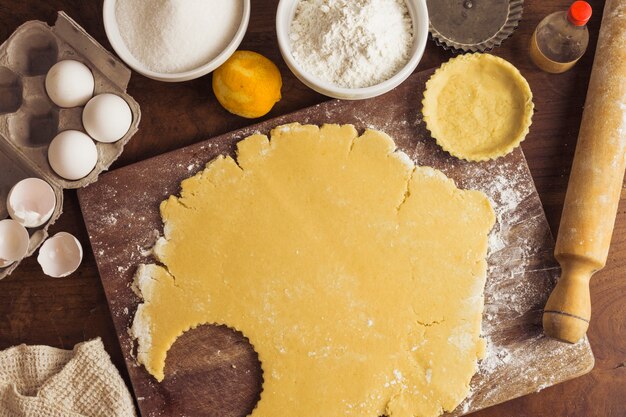 Vue de dessus préparation de la pâte à tarte