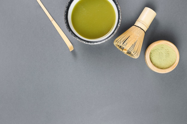 Vue de dessus de la préparation de thé matcha