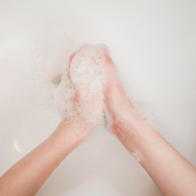 Photo gratuite vue de dessus processus de lavage des mains