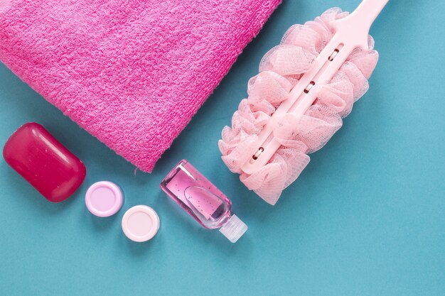 Vue de dessus des produits de bain roses