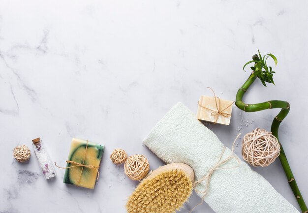 Vue de dessus avec produits de bain