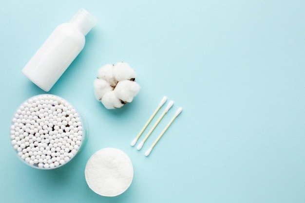 Photo gratuite vue de dessus des produits d'hygiène personnelle en coton