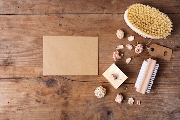 Photo gratuite vue de dessus des produits d'hygiène sur une table en bois