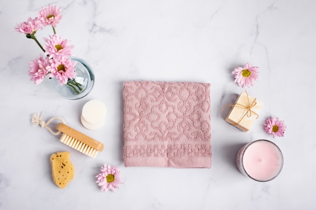 Photo gratuite vue de dessus des produits d'hygiène sur une table en marbre