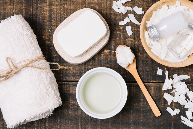 Vue de dessus des produits hygiéniques à l'huile de coco