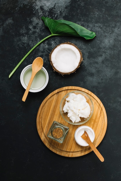 Vue de dessus des produits de noix de coco mis en place