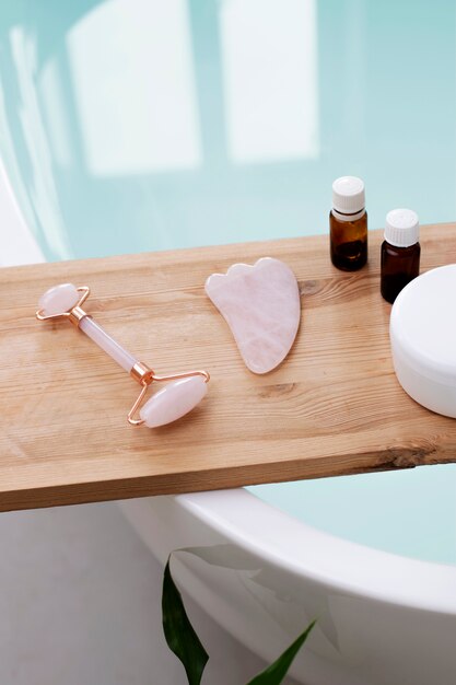 Photo gratuite vue de dessus sur les produits pour le visage gua sha