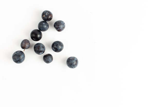 Vue de dessus des prunelles fraîches fruits aigres et noirs sur le fond du bureau