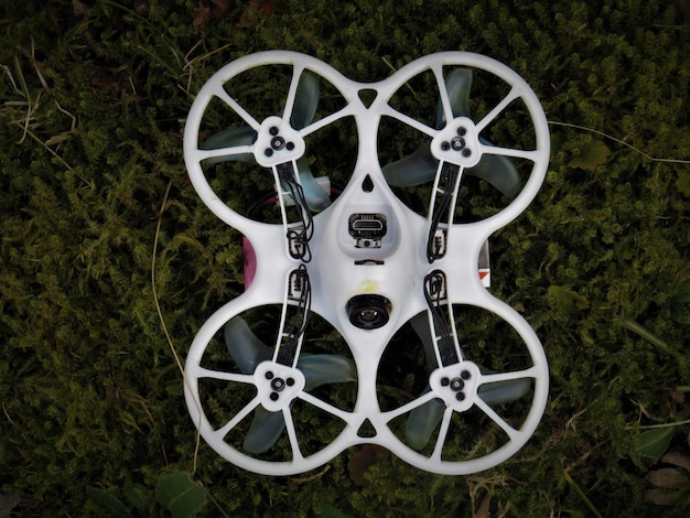 Vue de dessus d'un quadrirotor sur le sol herbeux