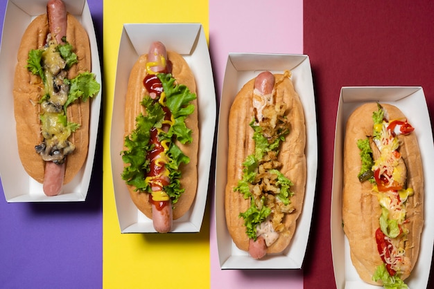 Vue de dessus de quatre hot-dogs de remplissage différents