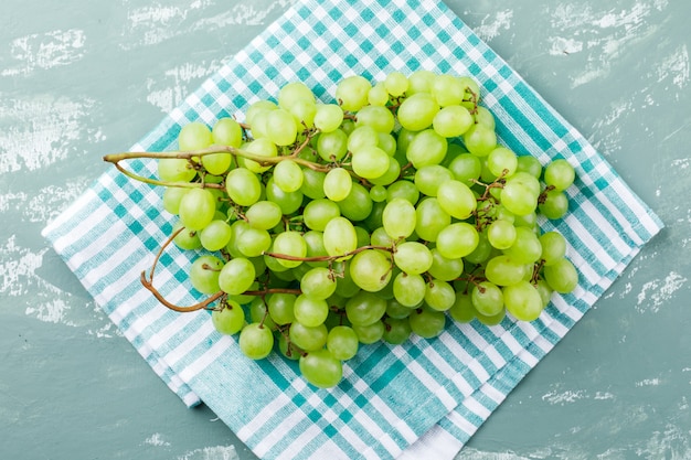 Vue de dessus de raisins sur le plâtre et le torchon