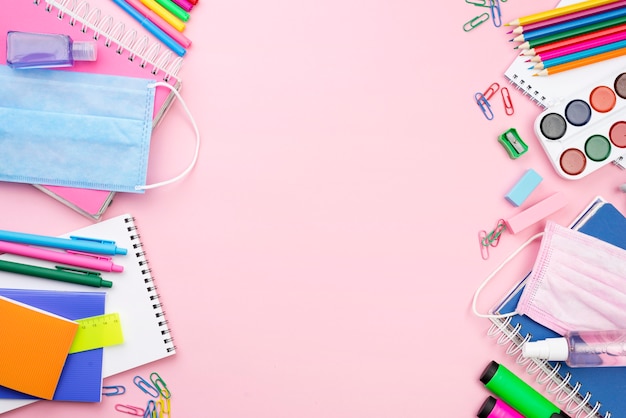 Vue de dessus de rentrée scolaire avec masque médical et crayons