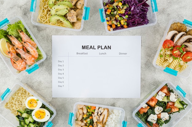 Vue De Dessus Des Repas Dans Des Casseroles Avec Plan Et Salades