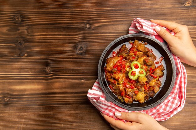 Vue de dessus repas de légumes cuits à l'intérieur de la casserole sur le bureau brun