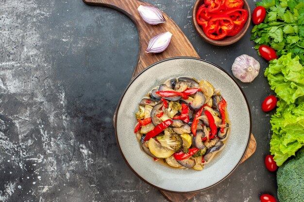 Vue de dessus repas de légumes cuits plat délicieux