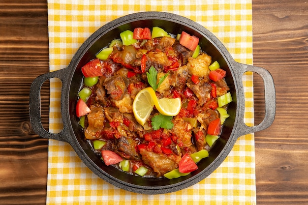 Photo gratuite vue de dessus repas de légumes cuits avec de la viande et des poivrons en tranches à l'intérieur de la casserole sur le bureau brun