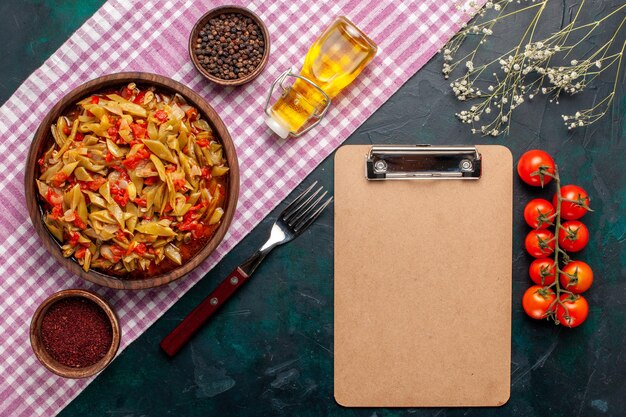 Vue de dessus repas de légumes en tranches délicieux repas de haricots sur fond bleu