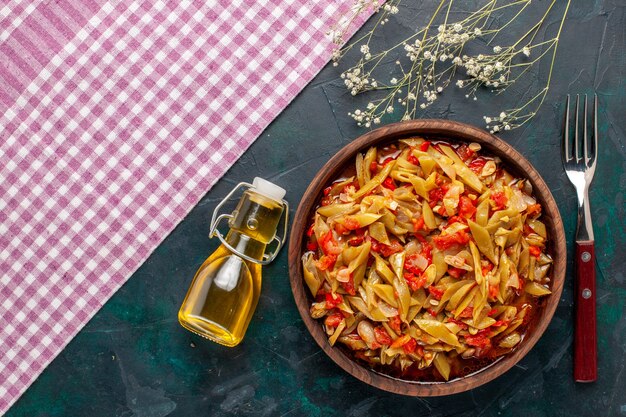 Vue de dessus repas de légumes en tranches délicieux repas de haricots avec de l'huile d'olive sur le fond bleu