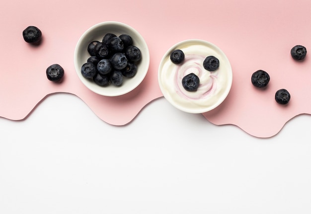 Vue de dessus repas de petit déjeuner sain avec arrangement de yaourt