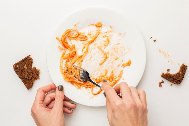 Vue de dessus des restes de pâtes spaghetti gaspillés